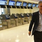 Continental Airlines CEO Jeff Smisek walks through Terminal C of Houston Intercontinental Airport to catch a flight to Chicago on Sept. 23, 2010. (Tribune)