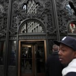 Outside the former Carson Pirie Scott building on State Street. (Heather Charles/Chicago Tribune)